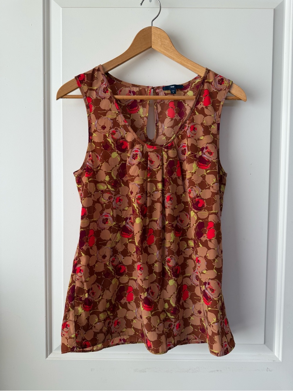 Floral Gap Sleeveless Shell Top in Brown and Red